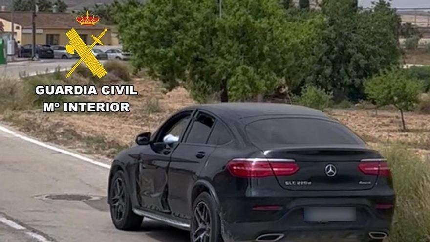 Investigan a un conductor por arrojar un gato desde su coche y atropellarlo hasta su muerte