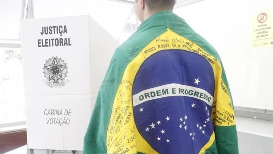 Los colegios electorales de Brasil abrieron hoy para la segunda vuelta de las presidenciales, que enfrentan al ultraderechista Jair Bolsonaro, favorito en todas las encuestas, y al progresista Fernando Haddad