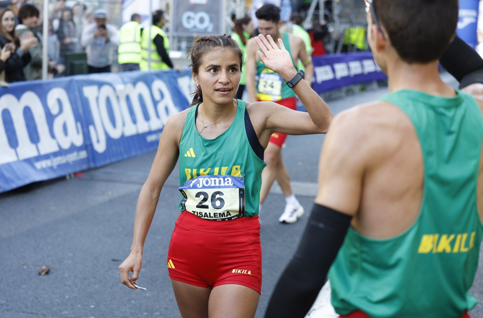 Tisalema, felicitada por Raúl Celada, compañero de club, tras cruzar la línea de meta.