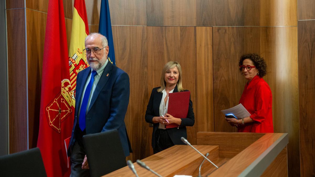 Los consejeros Fernando Domínguez, Amparo López y Carmen Maeztu, en la rueda de prensa de este miércoles.