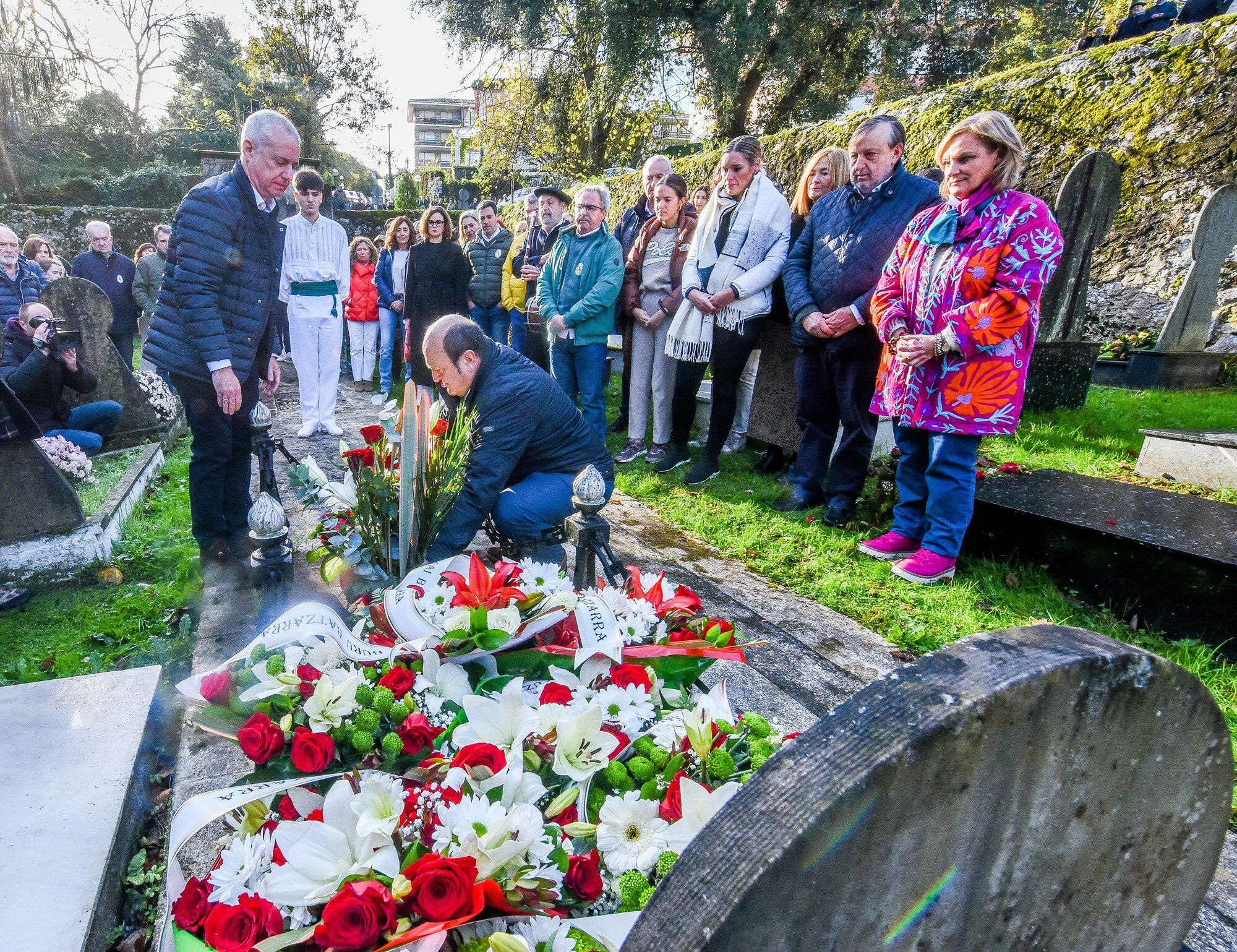 Ofrenda floral, en la tumba de Sabino Arana.