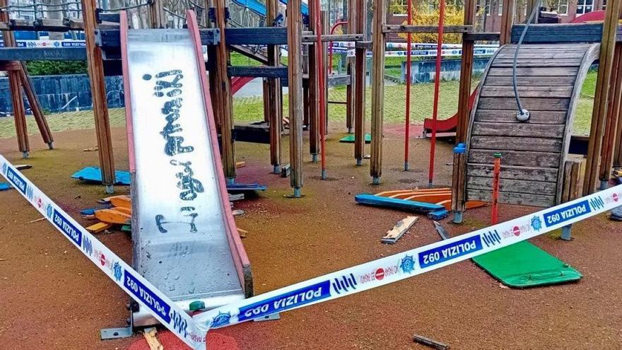 Un acto vandálico deja destrozado el parque infantil de las universidades