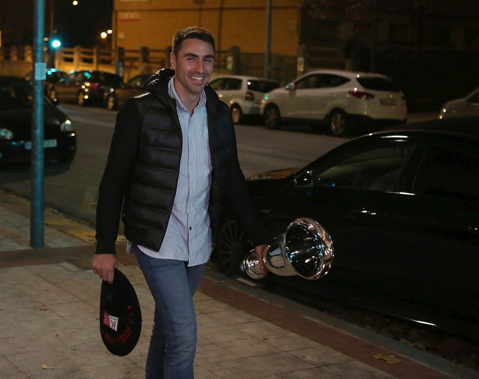 Fotos de la celebración de Peio Etxeberria tras lograr su primera txapela del Cuatro y Medio