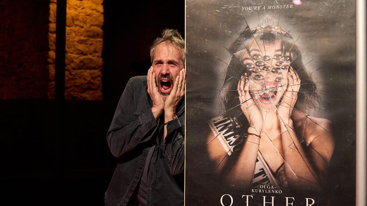 El director David Moreau, con el cartel de la película &#039;Other&#039;.
