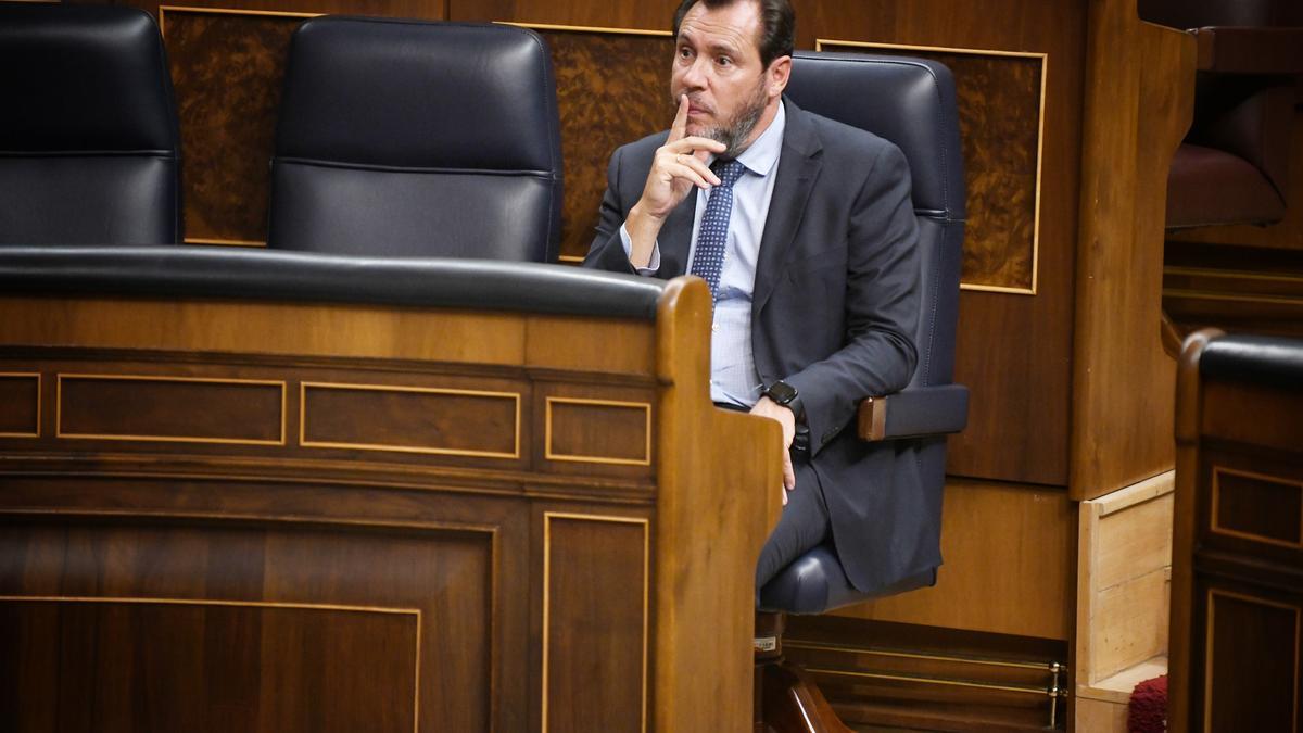 El ministro de Transportes y Movilidad Sostenible, Óscar Puente, durante una sesión plenaria en el Congreso de los Diputados.