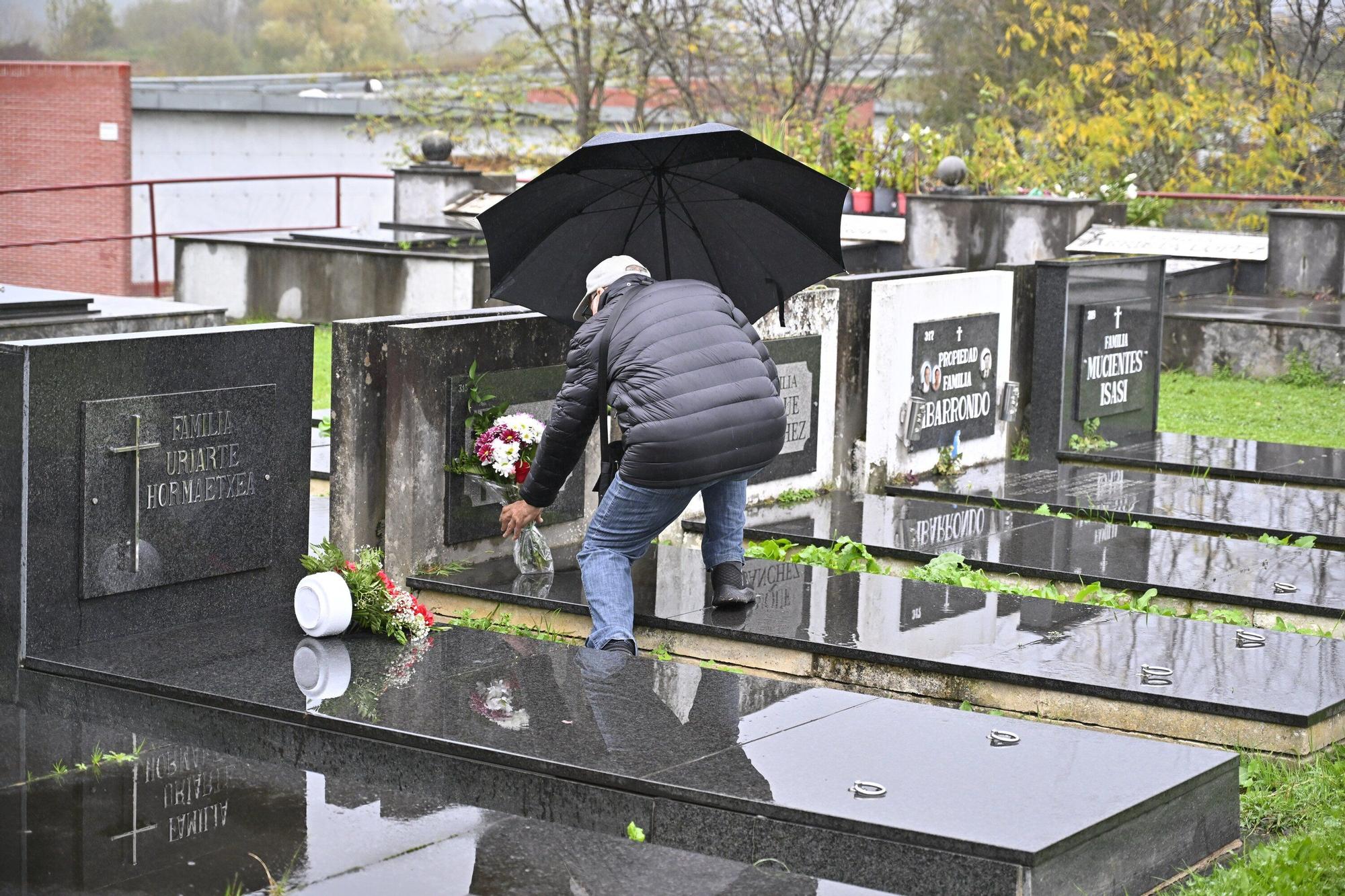 En imágenes: así se vive el día de Todos los Santos en el cementerio de Bilbao