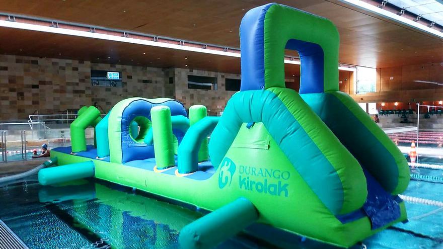 Durangoko igerilekuak uretako puzgarriak izango ditu larunbatean