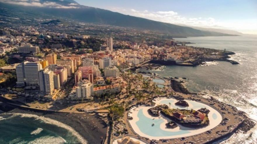 Un fallecido después de que un golpe de mar arrastrase a varias personas en Tenerife