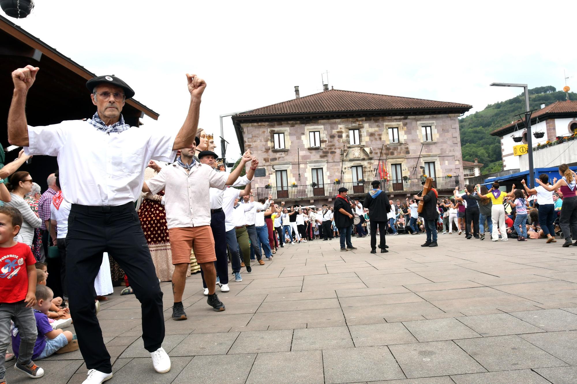Elizondo celebra su día grande con bailes de gigantes y mutildantzak