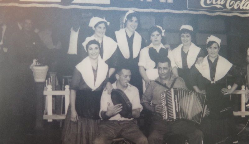 El acordeonista José Miguel Ormazabal, en la época en la que regentó el bar Isabel.