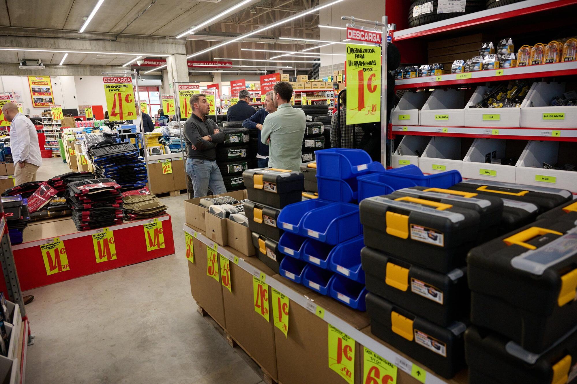 Fotos de la inauguración oficial de la nueva tienda de Carter-Cash en Pamplona