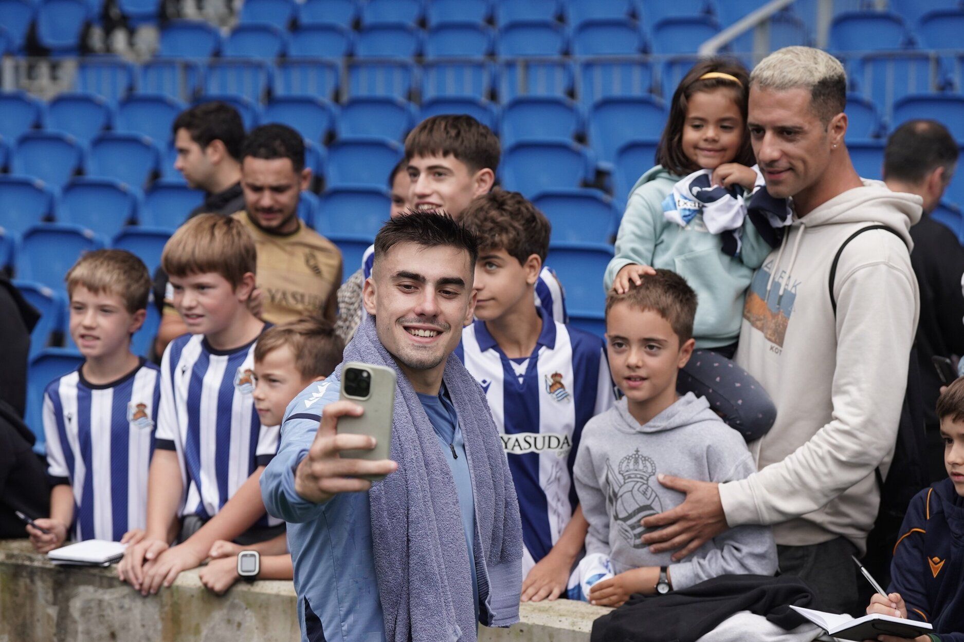 El entrenamiento de la Real a puerta abierta en Anoeta, en imágenes