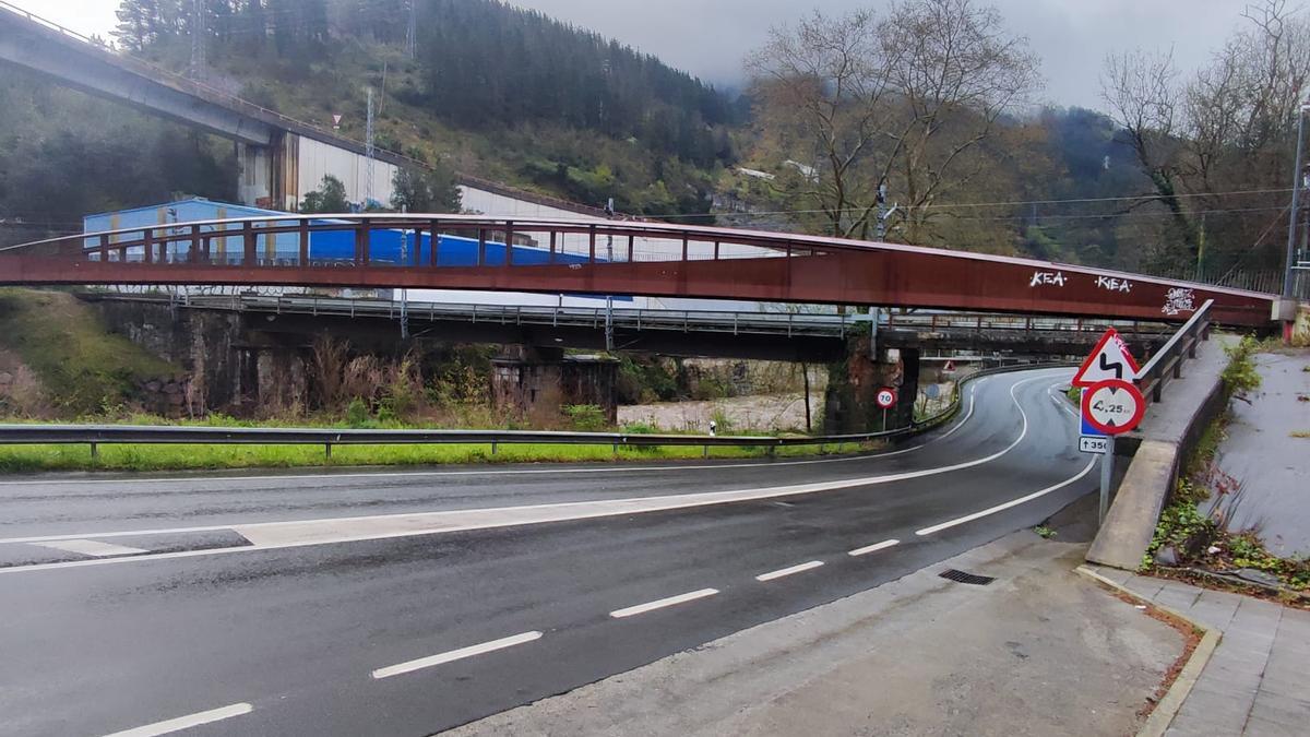 Vista del puente peatonal del bidegorri entre Eibar y Elgoibar situado a la altura de Maltzaga