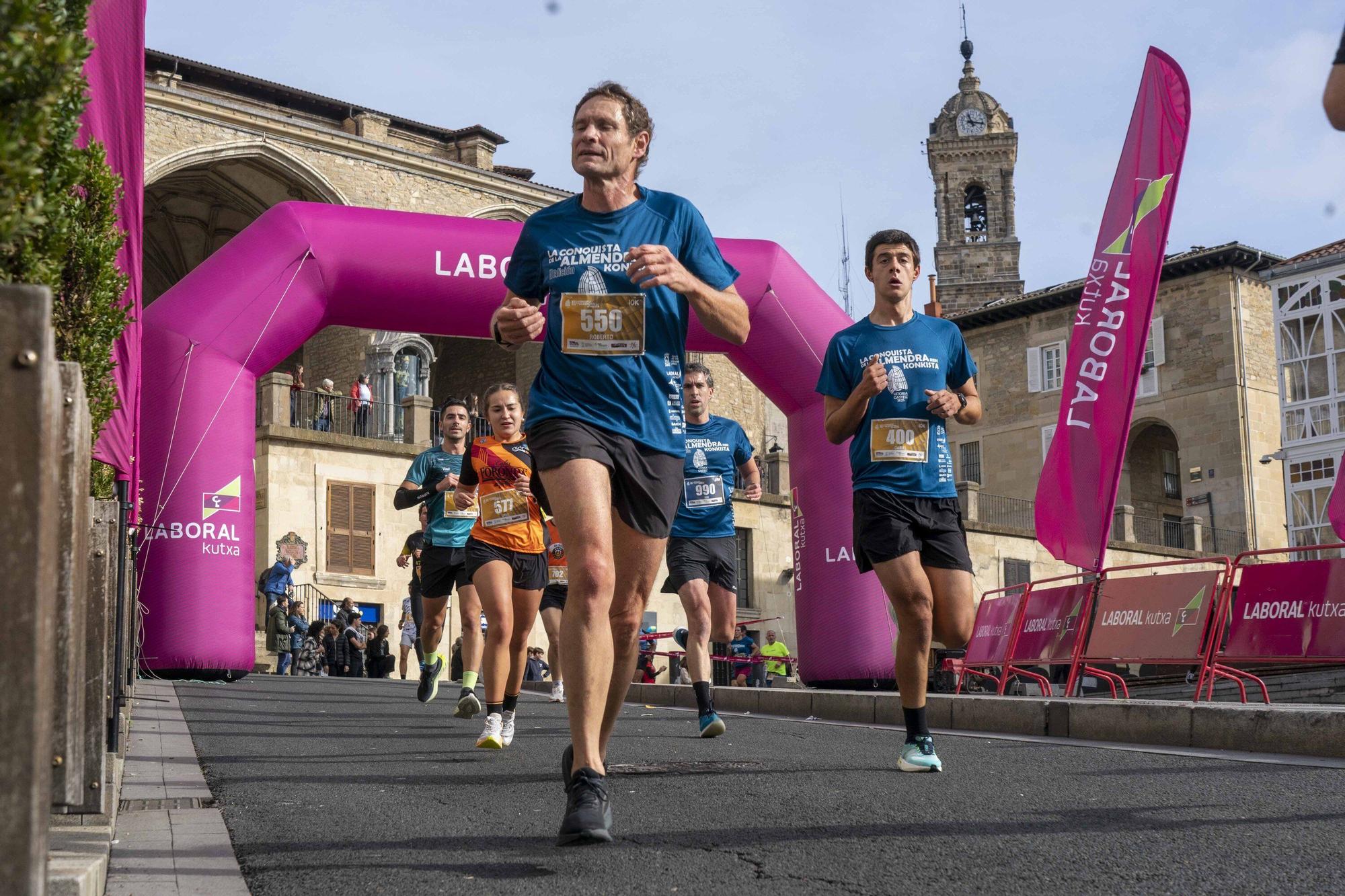 En imágenes: Un millar de corredores atraviesan la almendra
