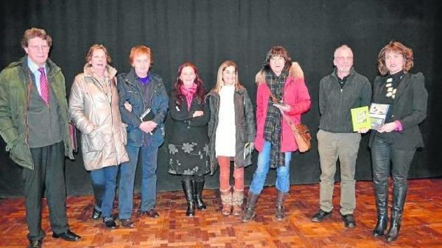 Tomás Yerro, María José Berruezo, Manolo Morán, Marina Aoiz, Isabel García, Ana María Sánchez, Iosu Kabarbaien y Cristina Sota, en el acto de entrega de premios en la casa de cultura.