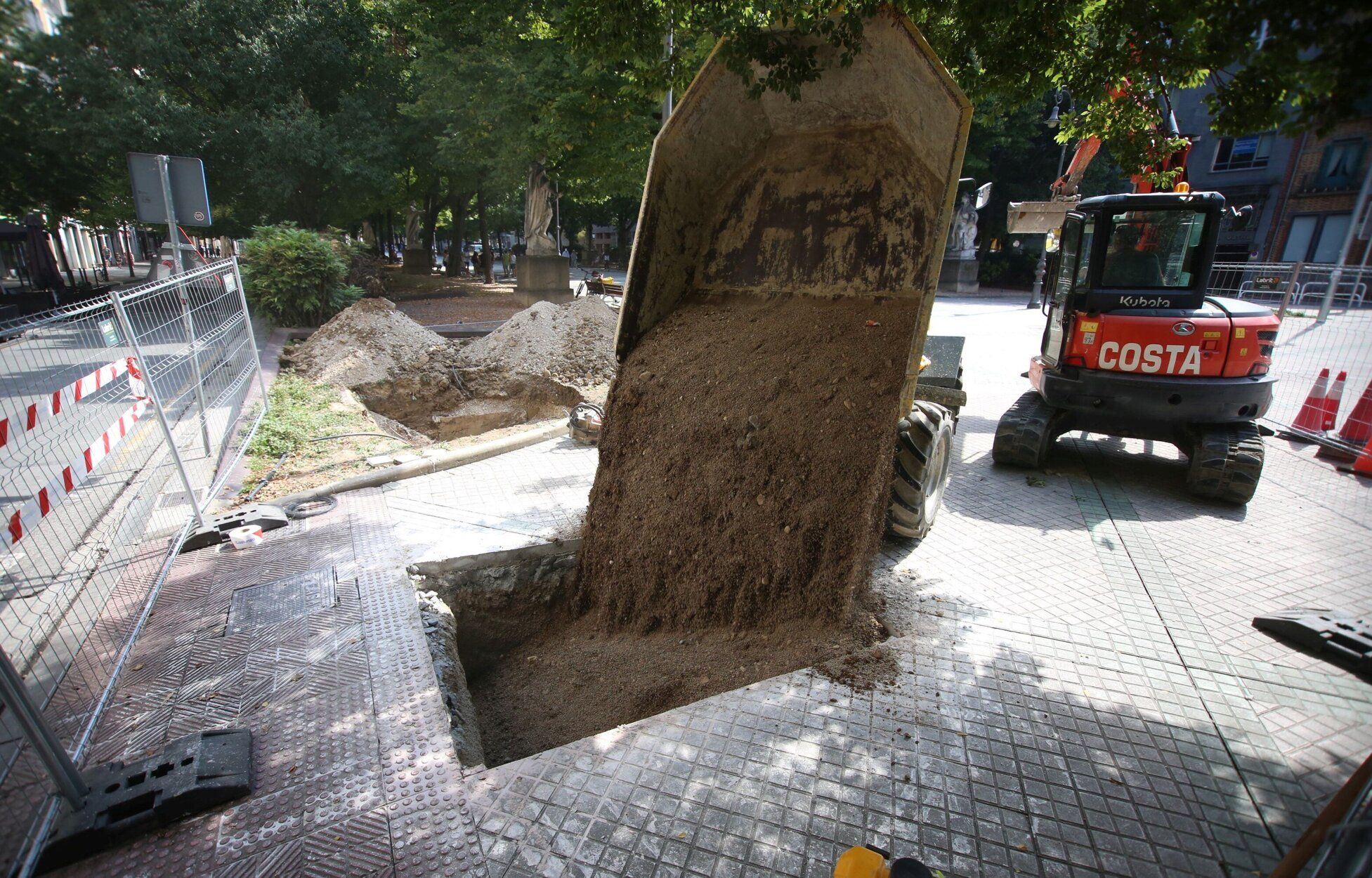 Fotos del Inicio de las catas previas al comienzo de las obra del Paseo de Sarasate