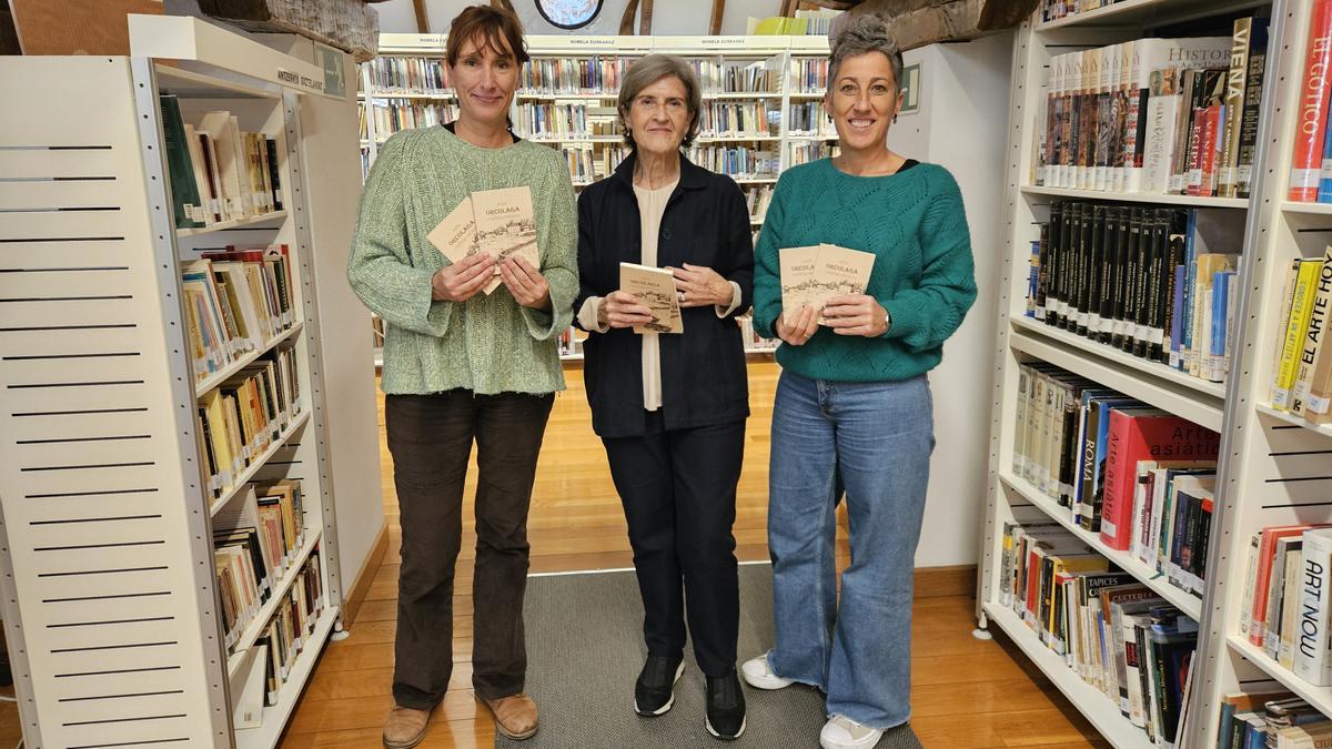Sara Elorza, responsable de la Biblioteca Sanz Enea, Asunción Urzainki, autora del libro, e Irune Urbieta, concejala de Cultura.