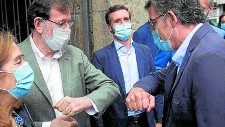 Rajoy y Feijóo se saludan con el codo en presencia de Casado. Fotos: Efe