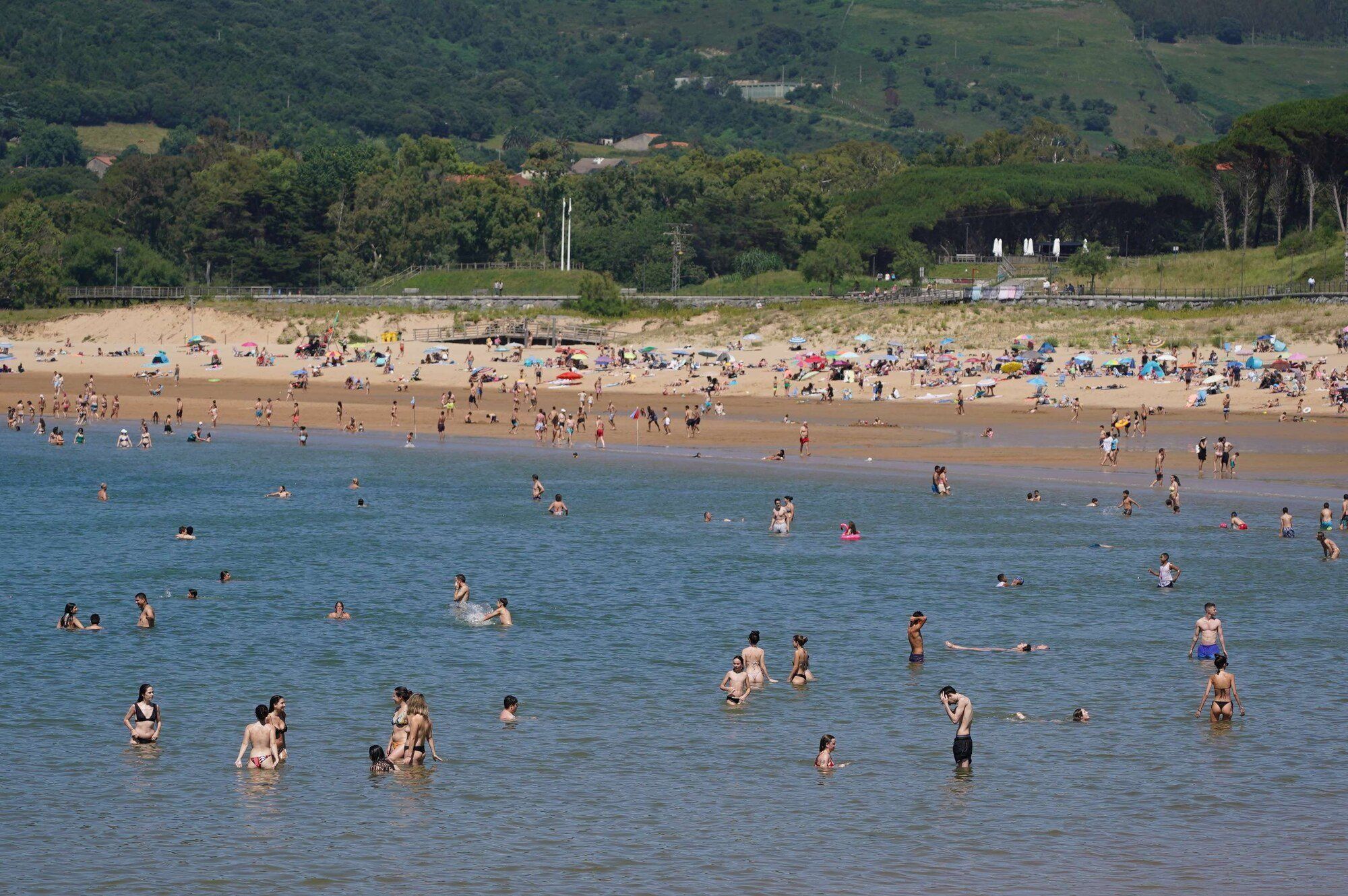 La playa de Plentzia ha estado concurrida en esta jornada de sábado.jpg
