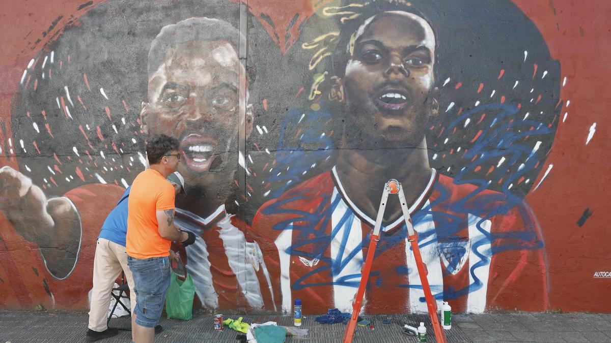 El mural con la imagen de Nico Williams en Barakaldo que había sido atacado el pasado fin de semana ha vuelto a ser vandalizado la pasada madrugada unas horas después de que el autor, el artista Carlos López (en la imagen), hubiese iniciado en la jornada del viernes los trabajos de restauración.
