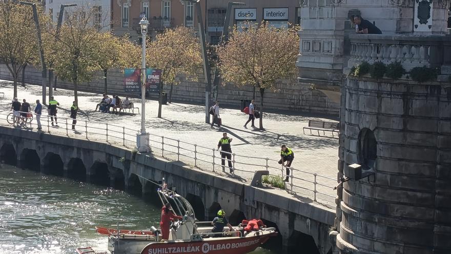 Rescatan a un hombre caído en la Ría de Bilbao
