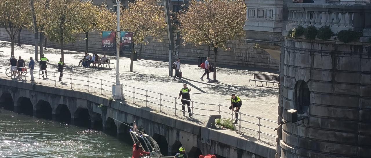 En imágenes: rescatan a una persona en la ría de Bilbao
