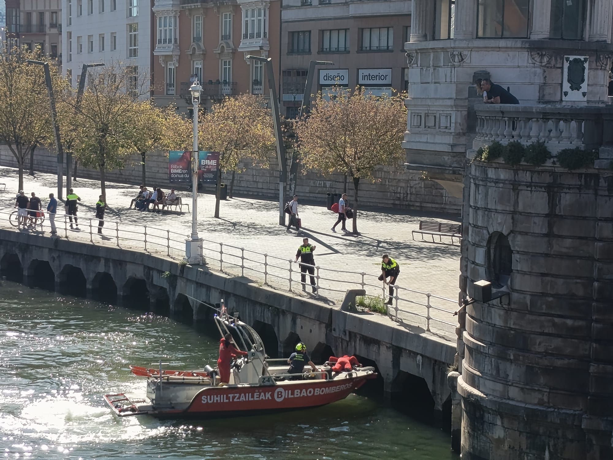 En imágenes: rescatan a una persona en la ría de Bilbao