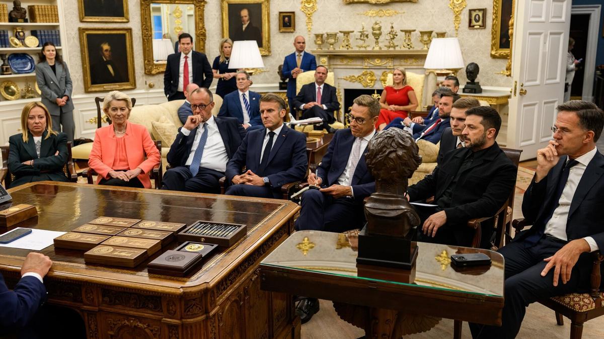 Giorgia Meloni, Ursula Von der Leyen, Friedrich Merz, Emmanuel Macron, Volodímir Zelenski y Mark Rutte, reunidos este lunes con Donald Trump.