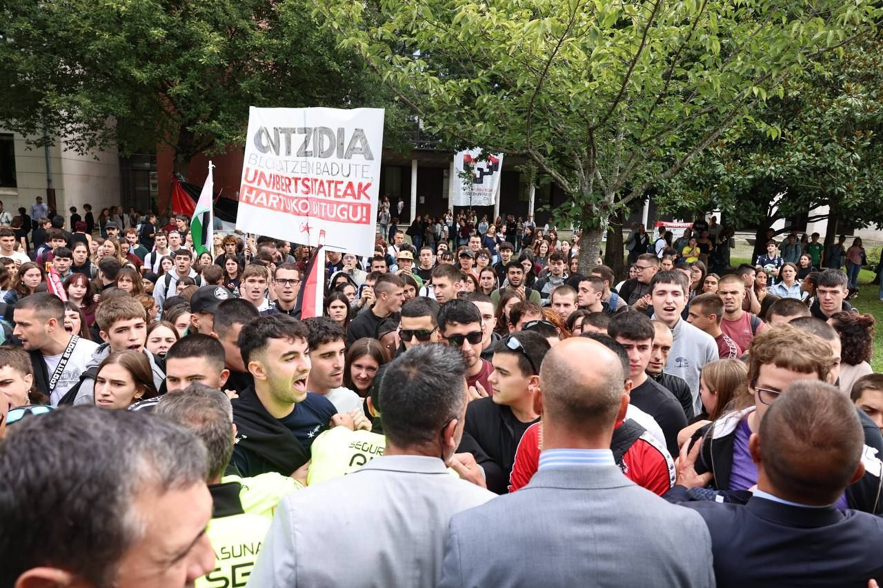 Momentos de tensión en la EHU por una protesta de jóvenes en favor de Palestina
