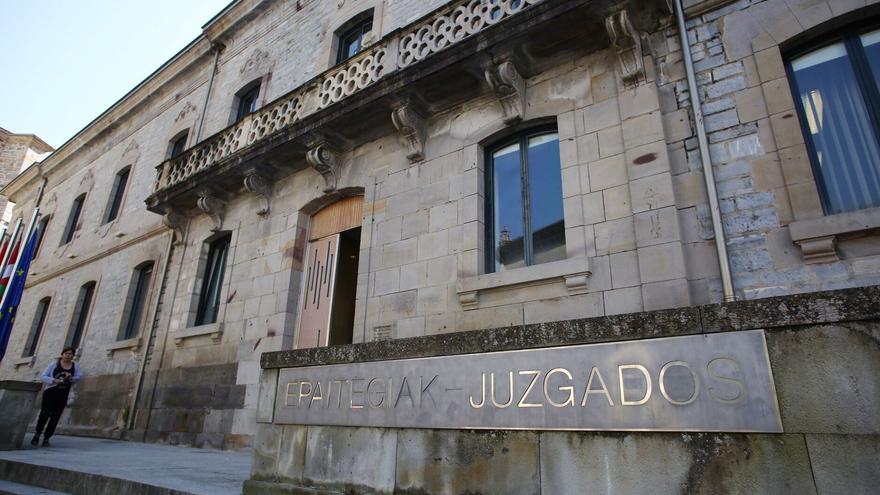 40 días de trabajos por lanzar una bandeja y golpear a su hija de diez años en Arrasate