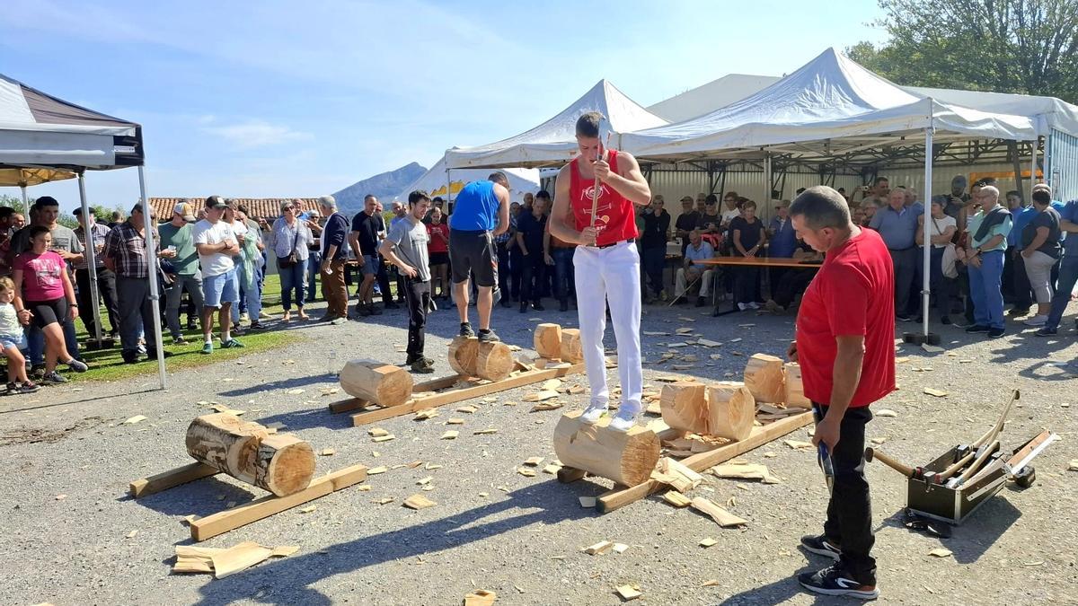 No faltó una exhibición de aizkolaris