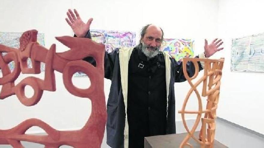 Karapet Aratiunian, Karó, ante dos de sus esculturas donde representa el &quot;lleno y el vacío de Jorge Oteiza y Eduardo Chillida&quot;.