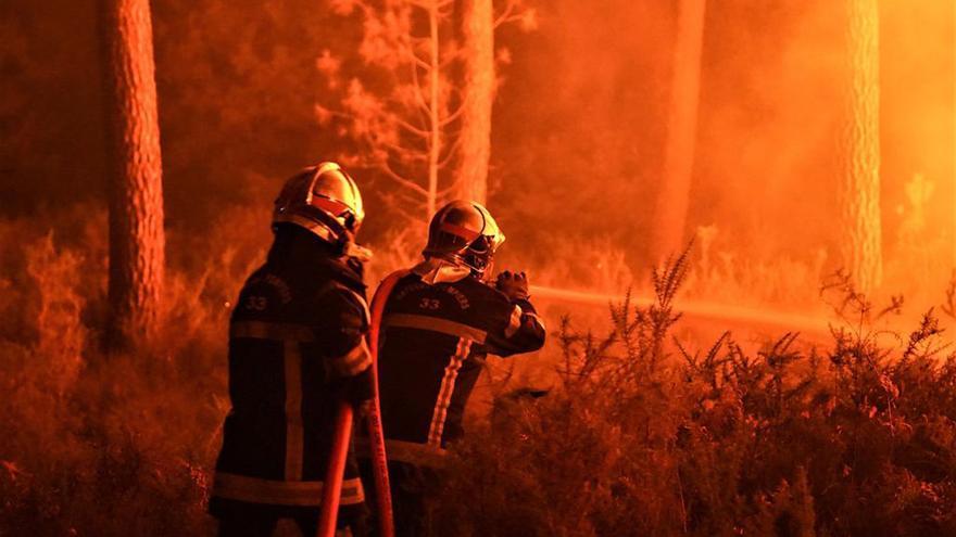 Bomberos llegados de toda Europa luchan contra el fuego en Las Landas y la Gironda