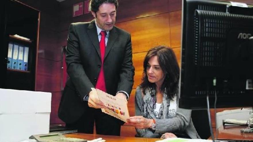 El diputado Pello González consulta un documento con una colaboradora de su departamento.