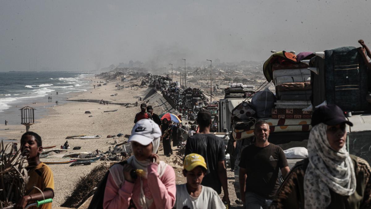 Los palestinos desplazados, que huyen del norte de Gaza debido a una operación militar israelí.