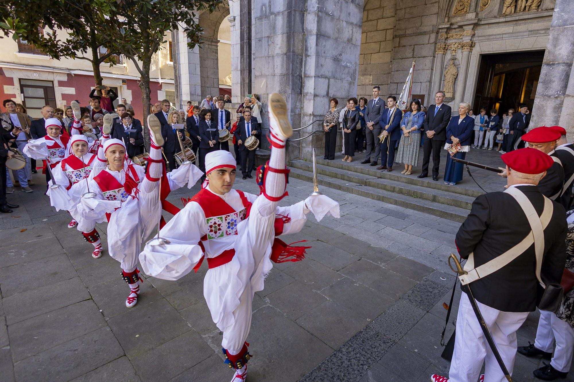 Elgoibar baila al ritmo de las espadas de la celebración de la Virgen del Rosario