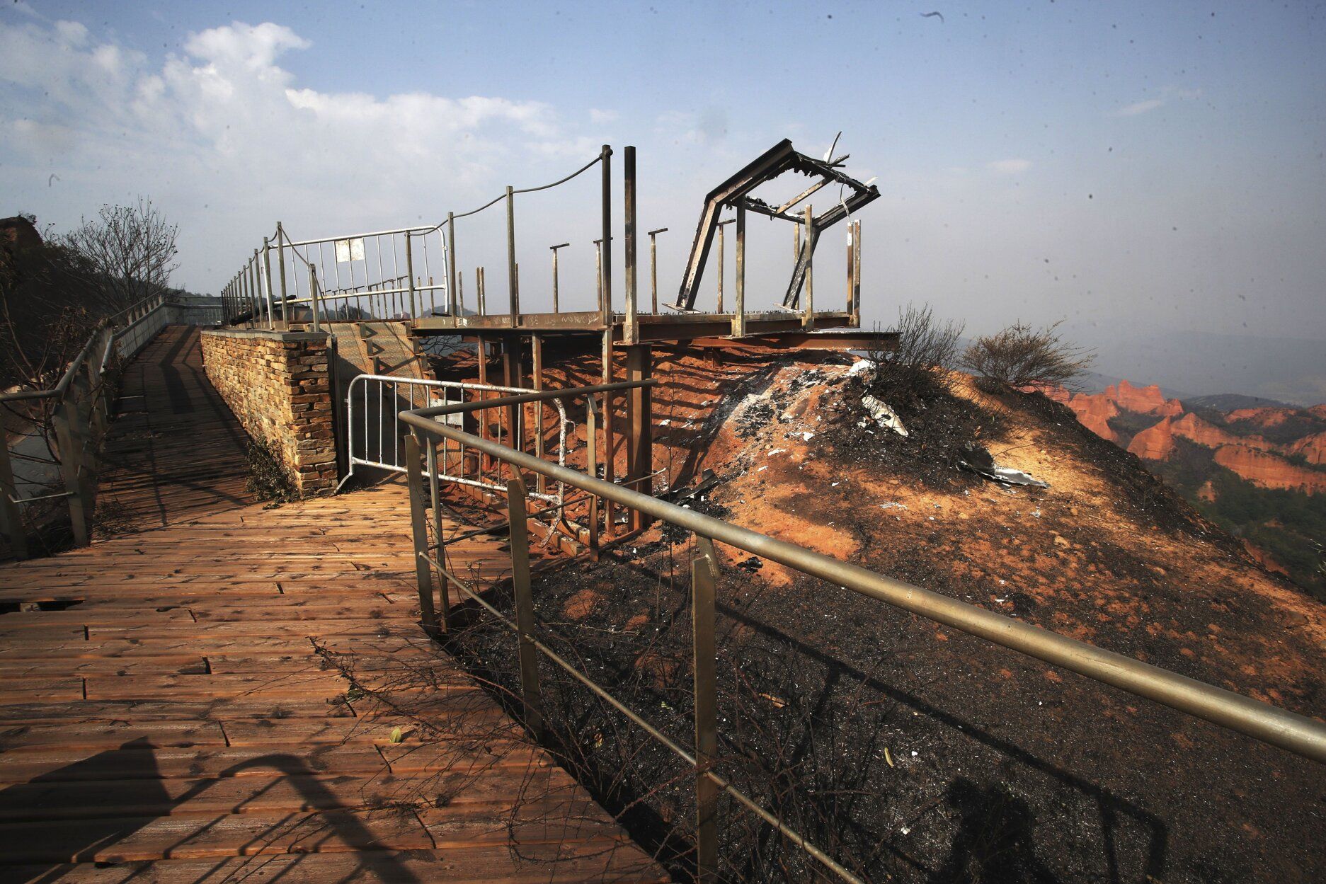 Las Médulas, arrasadas por el fuego: un paisaje desolador