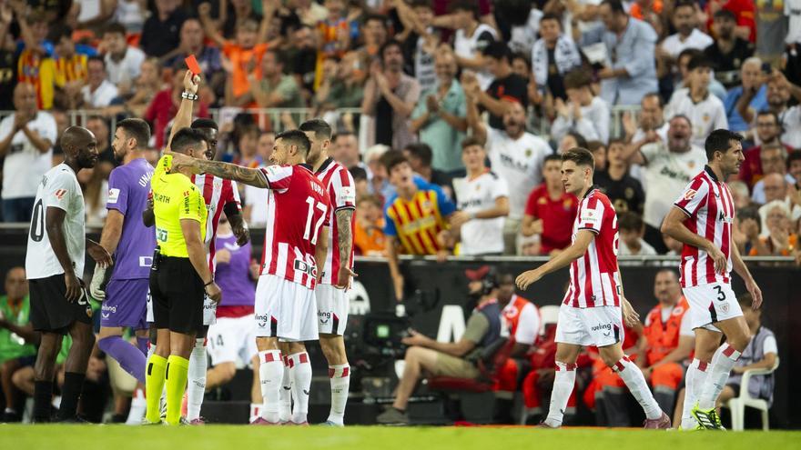 Polémica en el Valencia-Athletic: ¿Por qué el árbitro expulsó a Vivian?