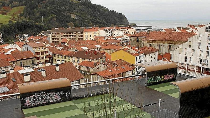 Vista general de Deba con el mar Cantábrico al fondo.  | FOTO: NG