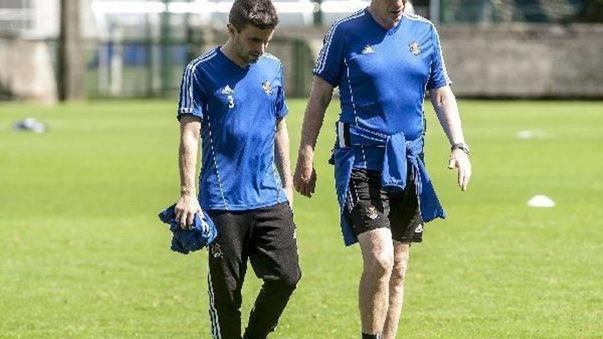 Erik Bretos, junto a David Moyes durante un entrenamiento en Zubieta.
