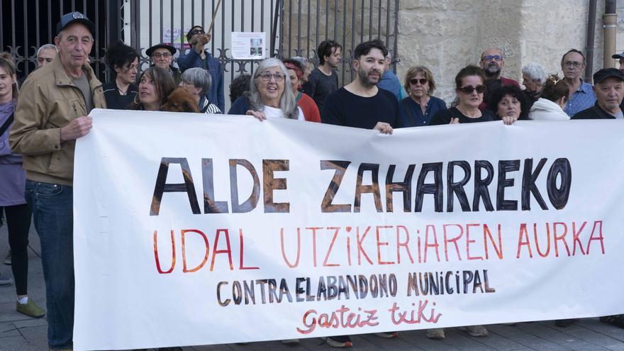 Vecinos del Casco Viejo protestan en la calle para denunciar el abandono que sufre el barrio