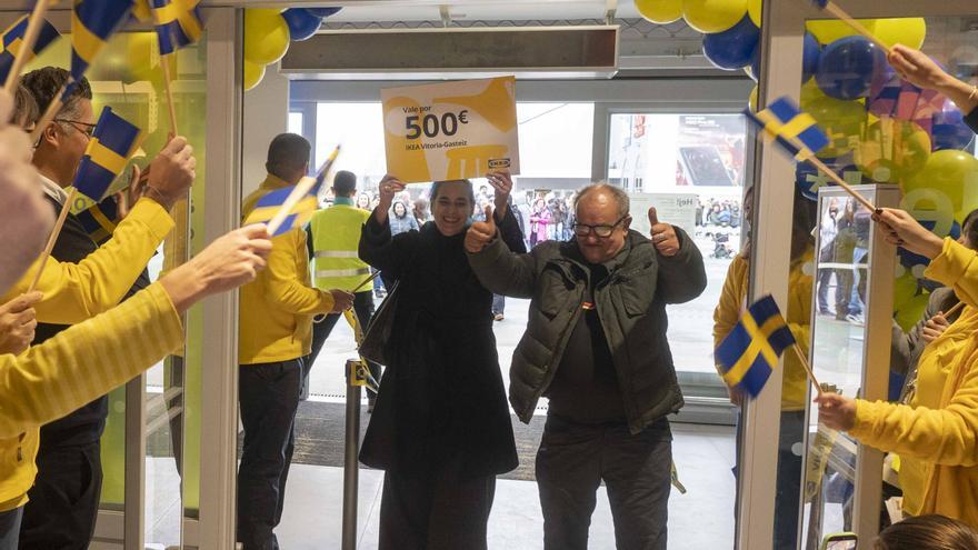 Nuevo Ikea en Vitoria: expectación, grandes colas y premios en su inauguración