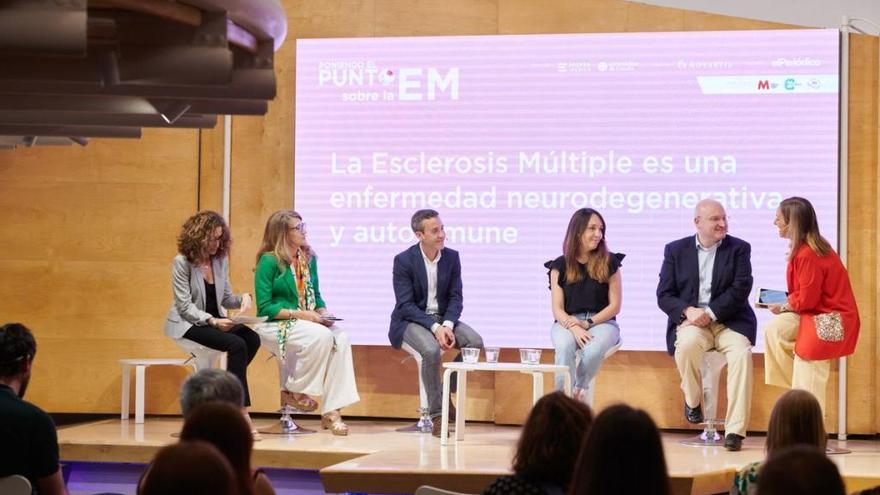 Mª Ángeles Gómez Mateos, Paloma Casado, Pedro Carrascal, Beatriz del Río, Miguel Ángel Llaneza y Fátima Iglesias, durante el coloquio sobre la esclerosis múltiple.
