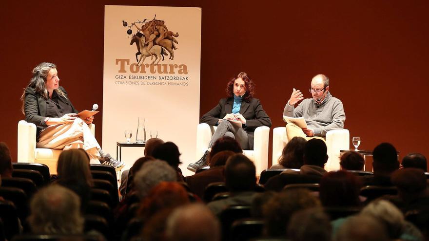 Quien blanquea la tortura es cómplice