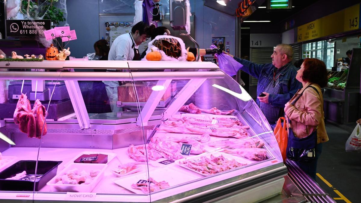Un puesto de venta de cordero en el bilbaino Mercado de la Ribera.