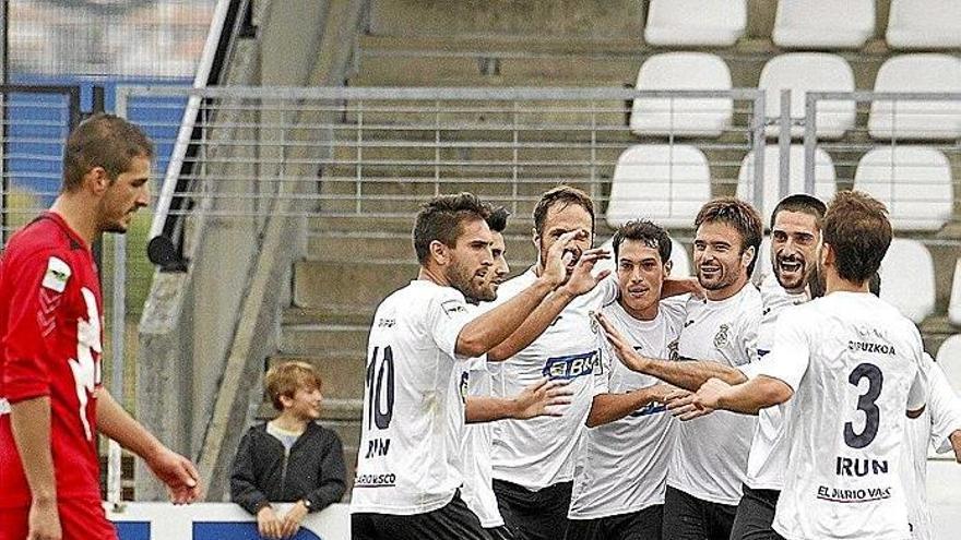 Los jugadores del Real Unión celebran uno de los dos goles que marcó ayer Galán.