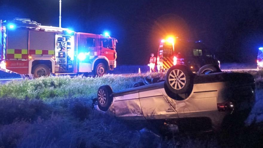 Tres heridos, entre ellos dos menores, tras volcar un vehículo en la N-121 a su paso por Bardenas