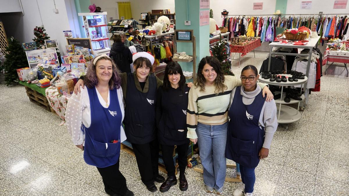La coordinadora de ventas, Rakel Irizibal junto a las trabajadoras del local que se ha inaugurado en la Rochapea.