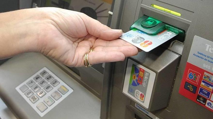 El Banco de España pide retirar la comisión de los cajeros a los no clientes