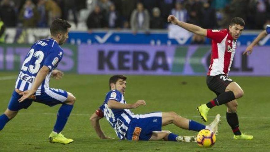 Jony y Manu García presionan a Ander Capa durante el derbi de Mendizorroza, el pasado lunes.